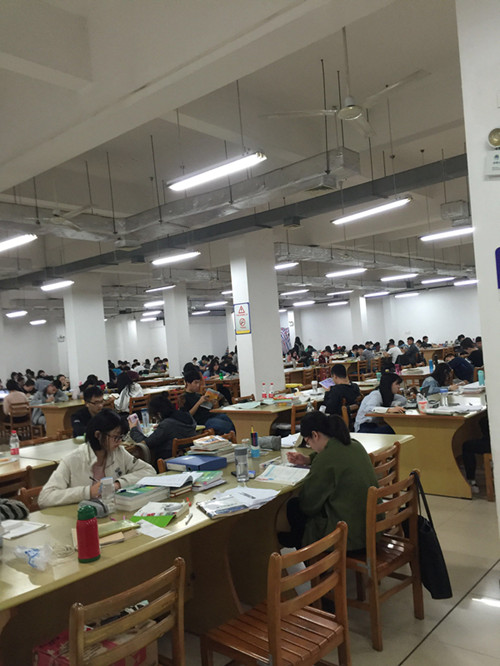 考研学生学习.jpg