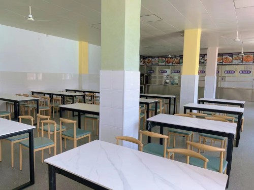 学校食堂.jpg